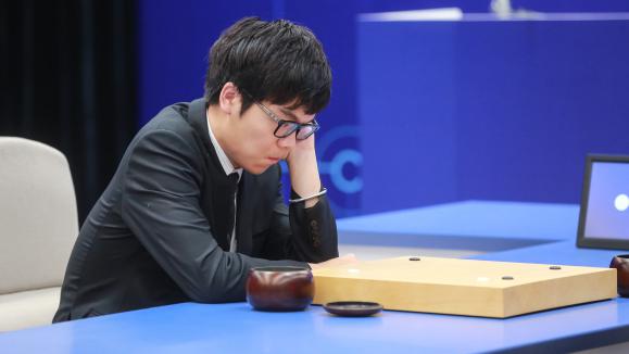 Ke Jie en train de jouer contre un logiciel appelé AlphaGo au jeu de go. (Le logiciel a été plus fort que l'être humain),