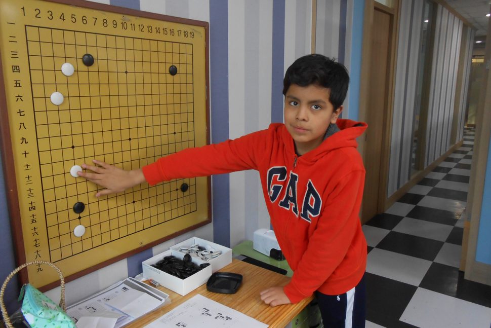 Seul, en Corée du Sud, Diego, un Mexicain de 11 ans, s'entraîne au jeu de go | 1jour1actu