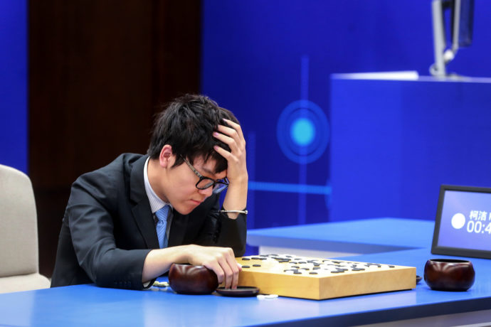joueur-Go-19-dorigine-chinoise-Ke-Jie-reagitdu-deuxieme-match-contre-programme-intelligence-artificielle-AlphaGo-Google-Wuzhen-province-Zhejiangle-25-2017-Chine_0_1399_961